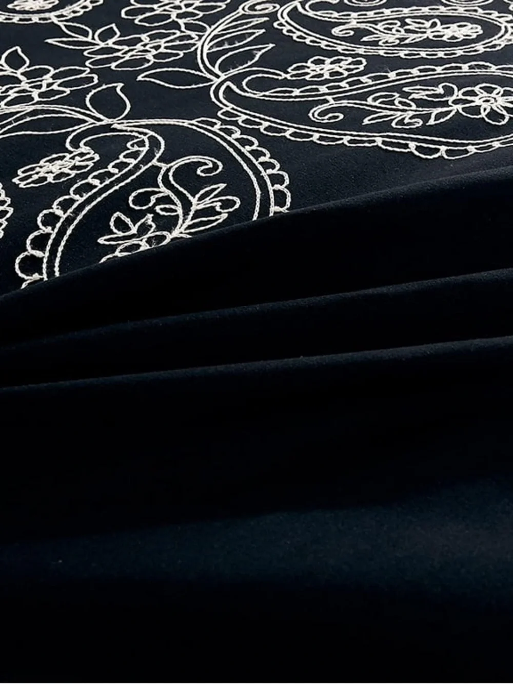 Black and White Paisley Queen 4 piece Comforter Set